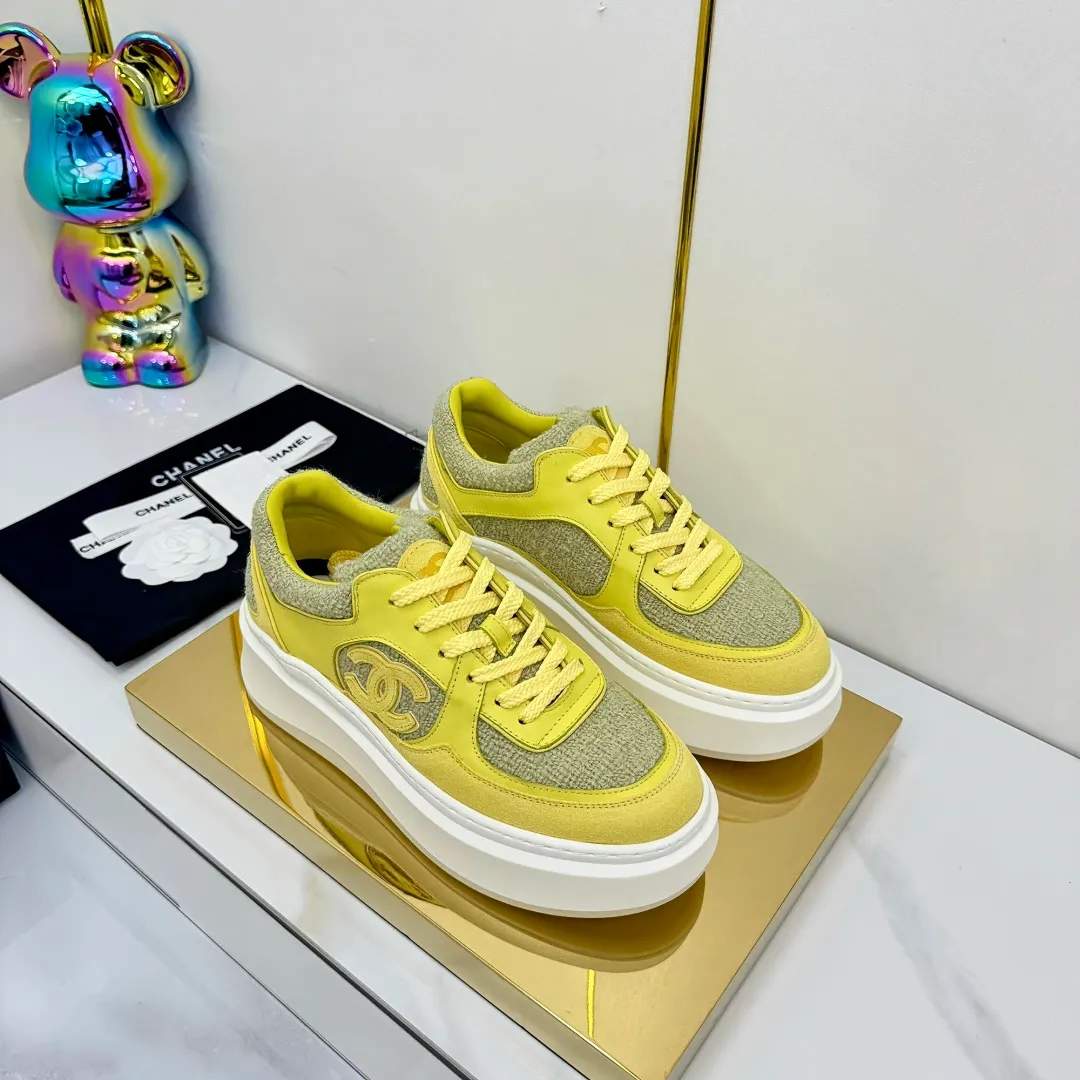 👟👟Ex-factory price 680👟👟 Upgraded version, upgraded version, upgraded version! No rebuttal accepted! ! ! ! Chanel Chanel panda shoes! 2025 counter's top casual sports shoes. This classic design; the upper is electro-embroidered with a variety of techniques; the outsole is fashionable and sporty; the unusual inclusion of a variety of color matching elements... The diversified mix and match is very good-looking and versatile, and can be used for leisure, fashion, sports, and outdoor... ꫛꫀꪝ Go➫ Materials: ❶Upper made of: original imported first-layer silk cowhide + original waterproof cloth + original first-layer cowhide ❷Inner lining: Original Yangli+Net ❸Outsole based on: Original TPU combination outsole Counter boutique packaging complete set for women 35–41 👉 👉 👉 👉 👉 👉 👉
